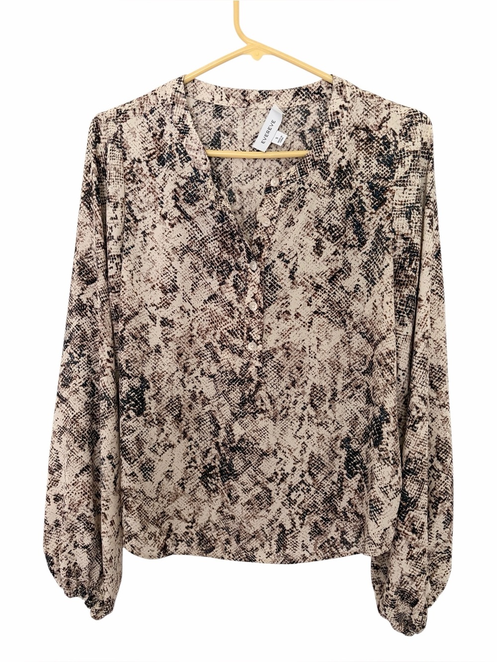 Evereve flowy neutral snakeskin print blouse